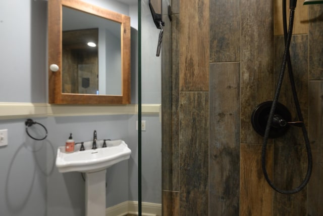 bathroom featuring tiled shower