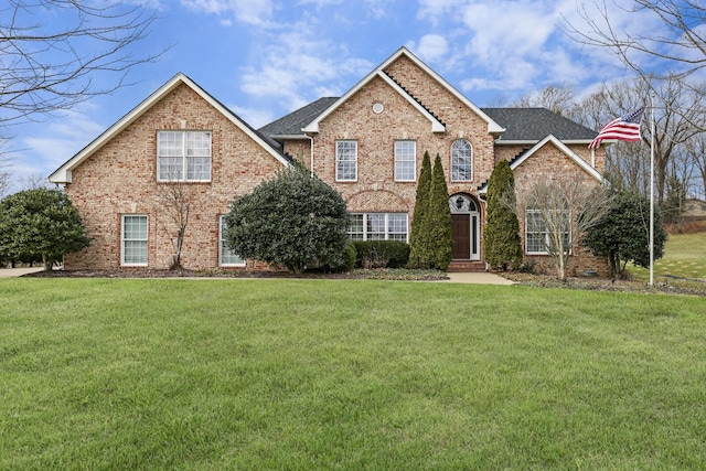 view of front property featuring a front lawn