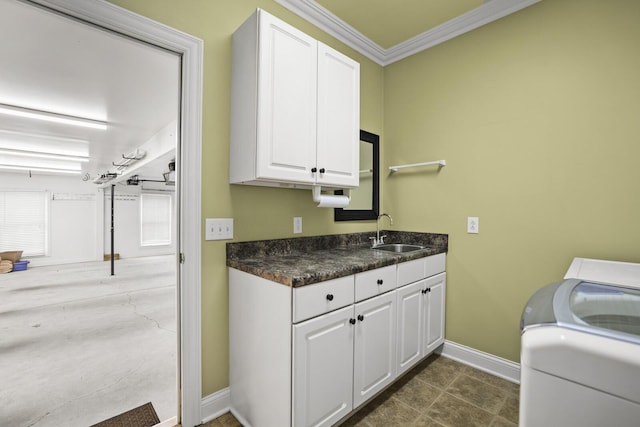 laundry room with cabinets, crown molding, sink, and washer and clothes dryer