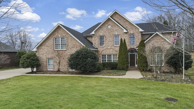 view of front property featuring a front yard