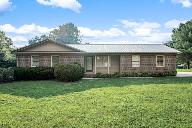 single story home with a front yard