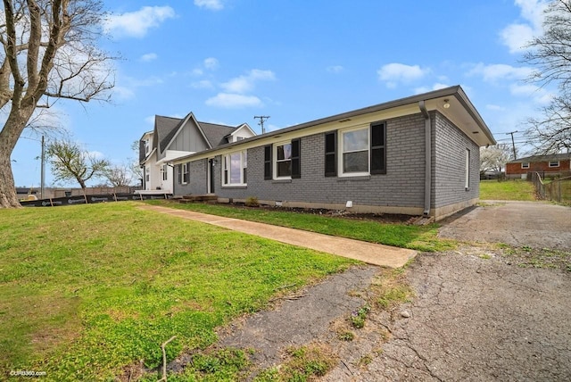 view of front of property featuring a front yard