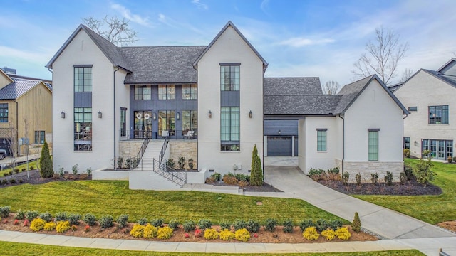 view of front of property featuring a front yard