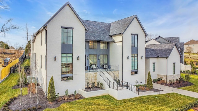 view of front of house featuring a front lawn