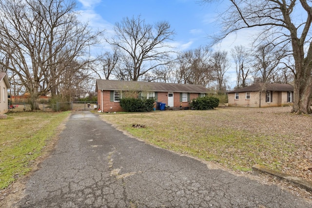 ranch-style home featuring a front lawn