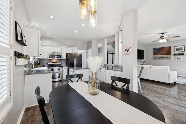 dining area featuring sink, dark hardwood / wood-style floors, and ceiling fan