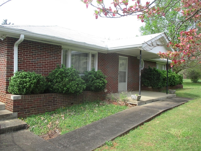 view of front of home with a front lawn