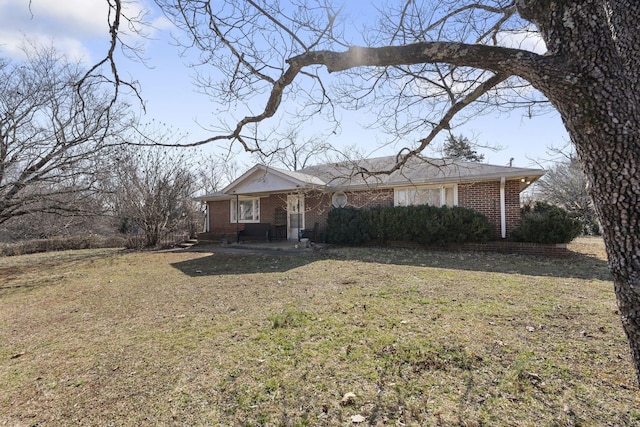 view of front of house with a front lawn