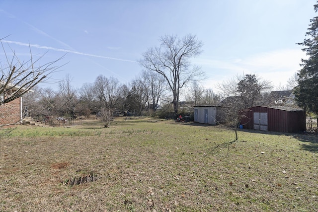 view of yard with an outdoor structure