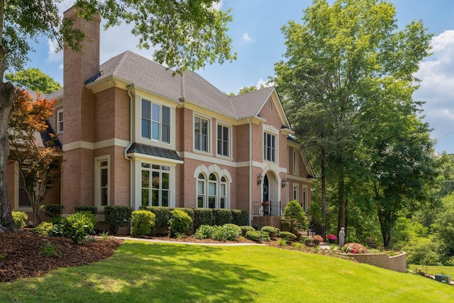 view of front of property with a front yard