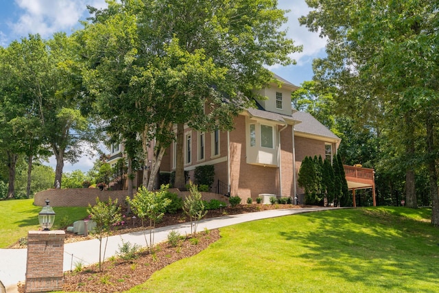 view of side of property featuring a lawn