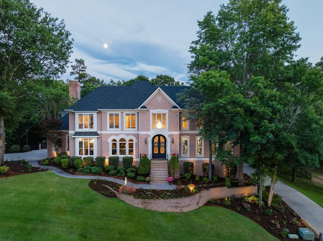 view of front facade featuring a front lawn