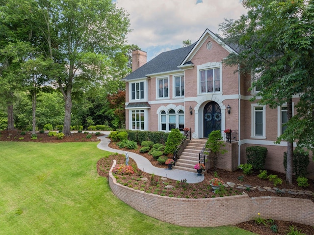 view of front facade featuring a front lawn