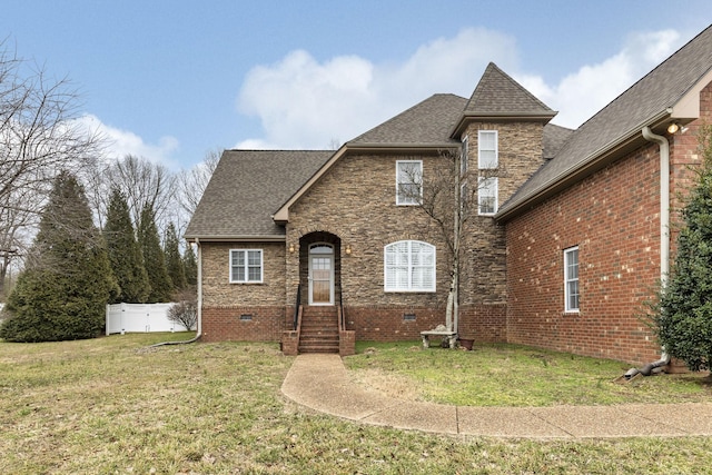 view of front of property featuring a front lawn