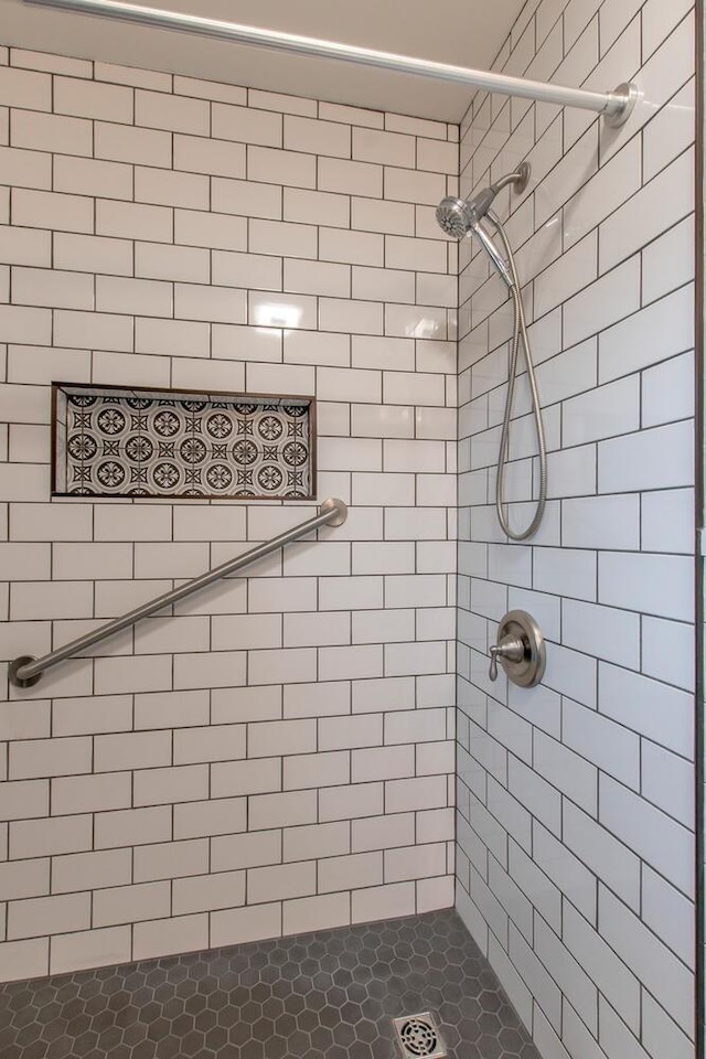 full bath featuring tiled shower