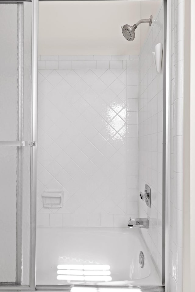 bathroom with tiled shower / bath