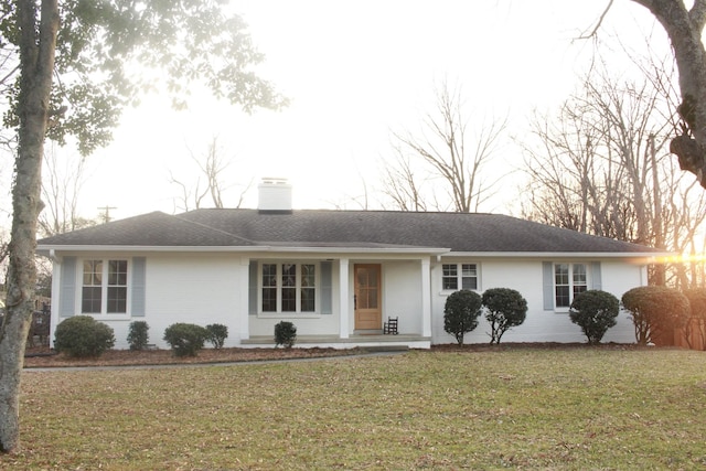 single story home with a front lawn