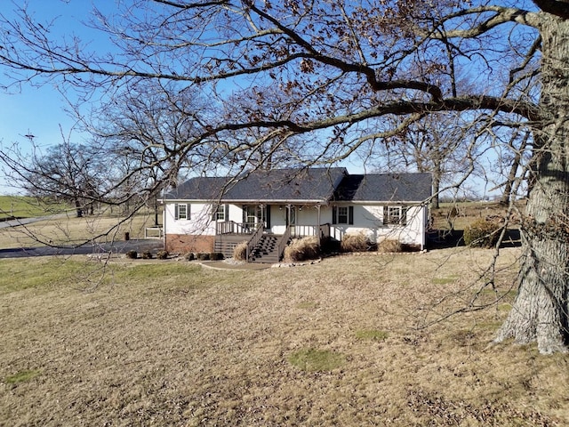 view of front of house featuring a front lawn