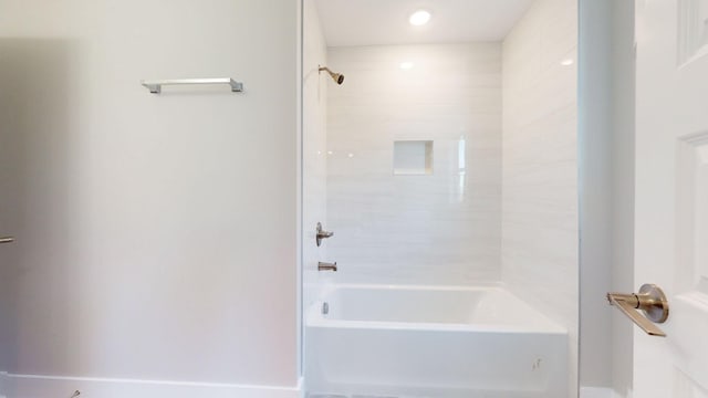 bathroom with tiled shower / bath combo