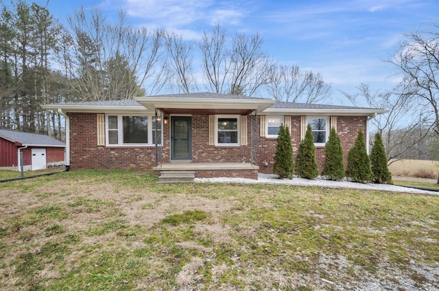 view of front of property featuring a front lawn