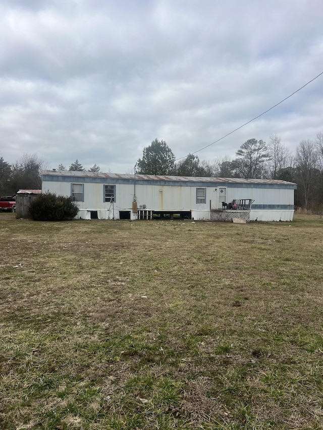 view of front of house with a front yard