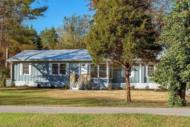 view of front facade with a front yard