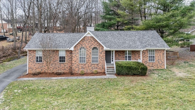 view of front facade featuring a front yard