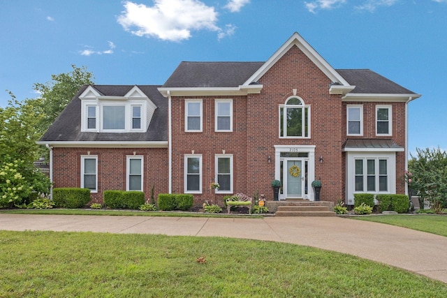 colonial home featuring a front yard