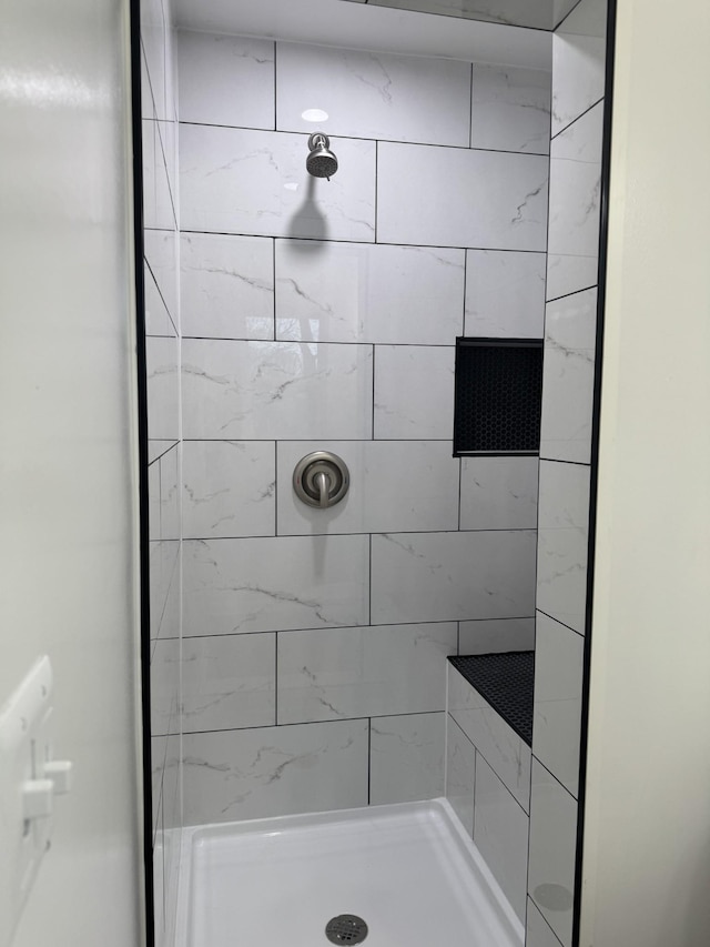 bathroom featuring tiled shower