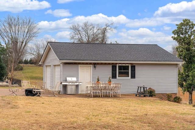 back of house featuring a lawn