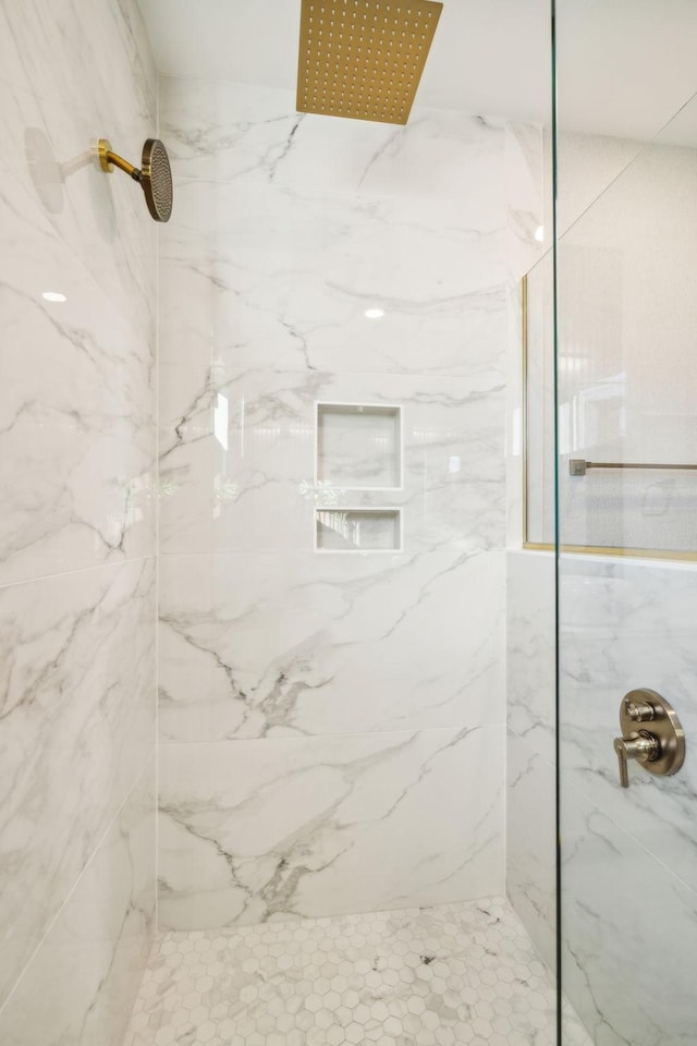 bathroom featuring tiled shower