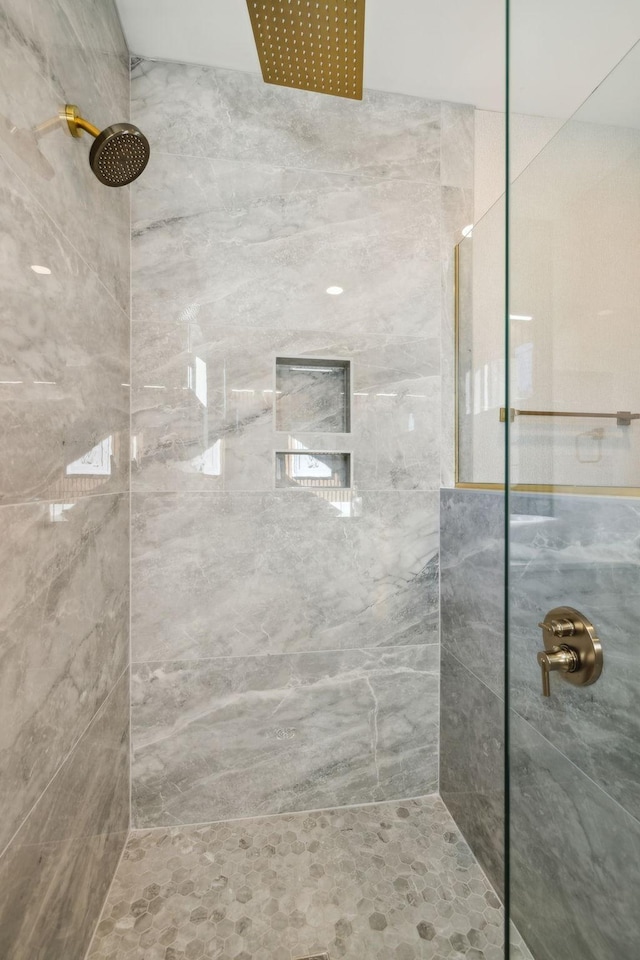 bathroom featuring a tile shower