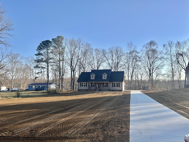 view of front of house featuring a front lawn