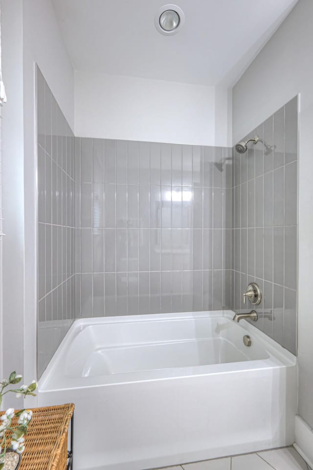 bathroom with tiled shower / bath combo