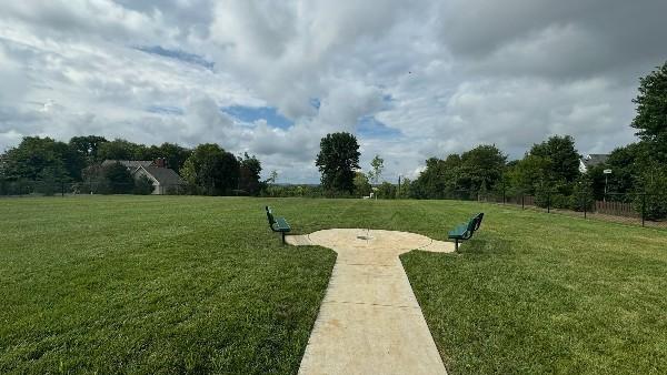 view of property's community featuring a lawn