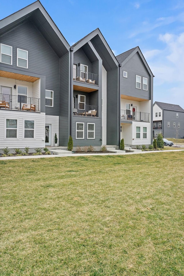 view of front of house featuring a front yard