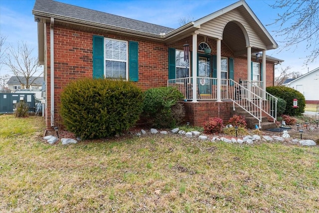 view of front facade featuring a front lawn