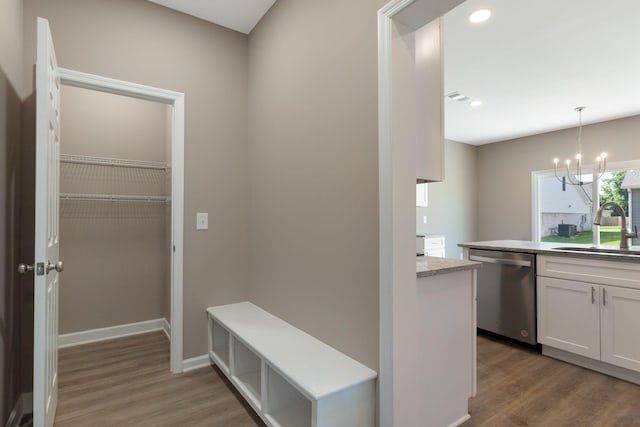 mudroom featuring dark hardwood / wood-style flooring, sink, and a chandelier