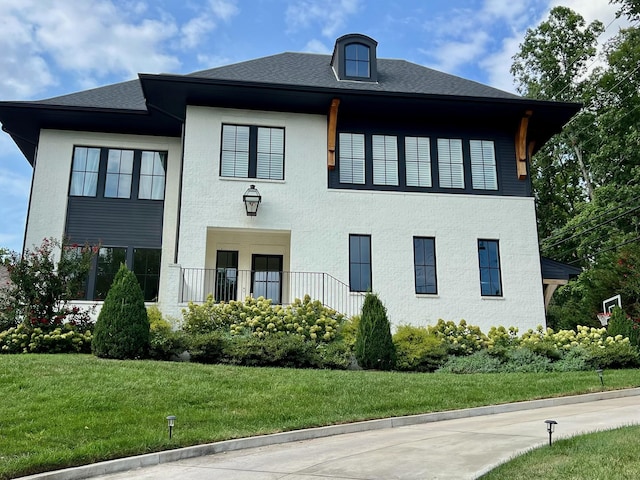 view of front of property with a front yard