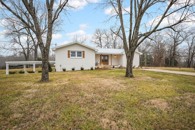 view of front facade featuring a front lawn