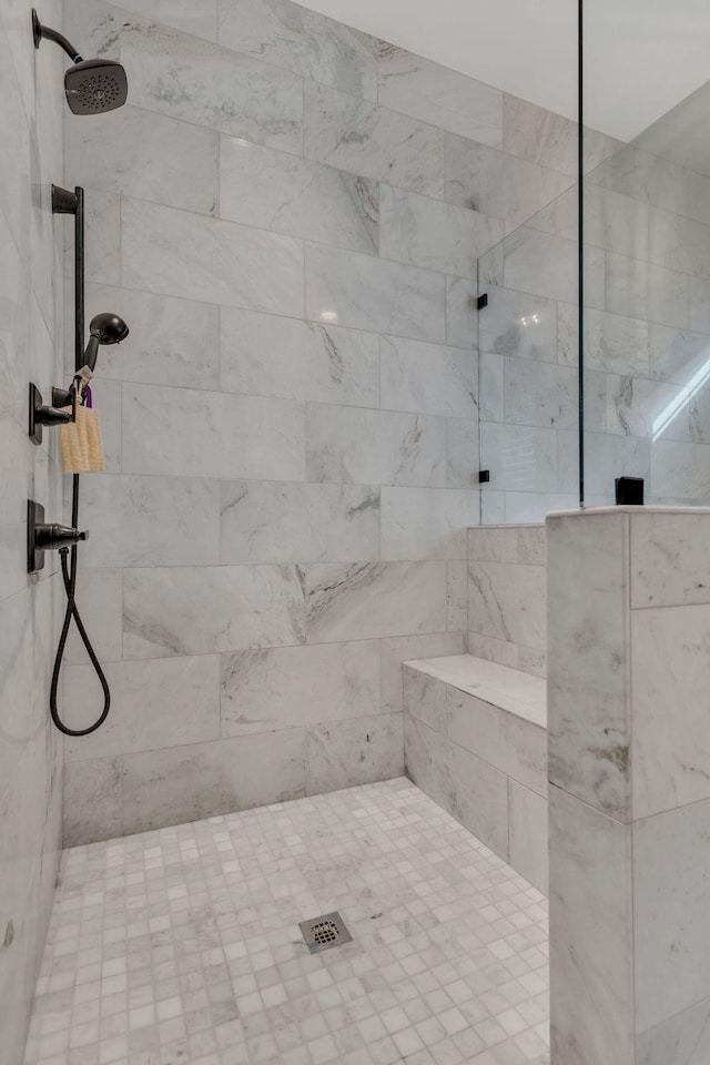 bathroom featuring a tile shower