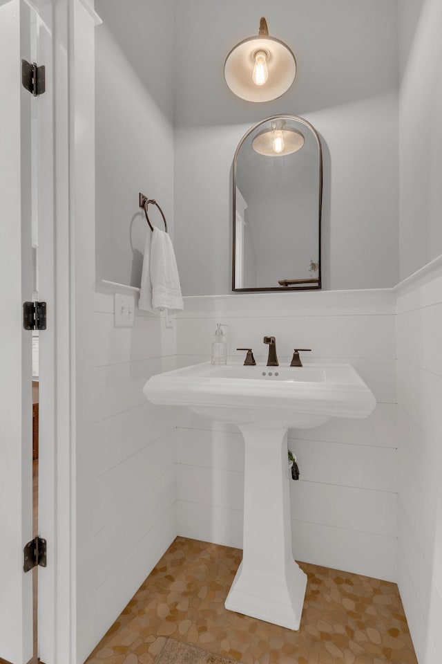 bathroom featuring tile walls