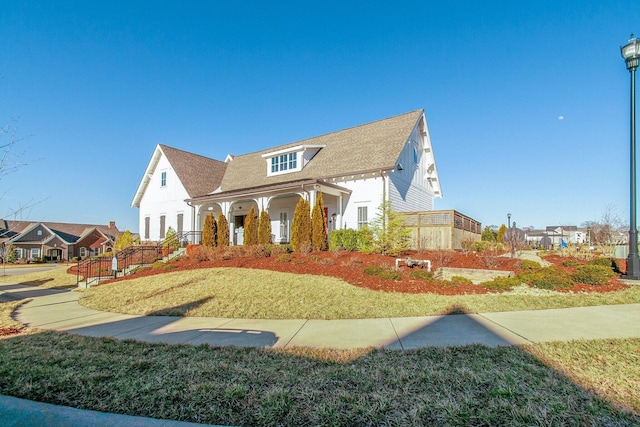 view of front of property featuring a front yard