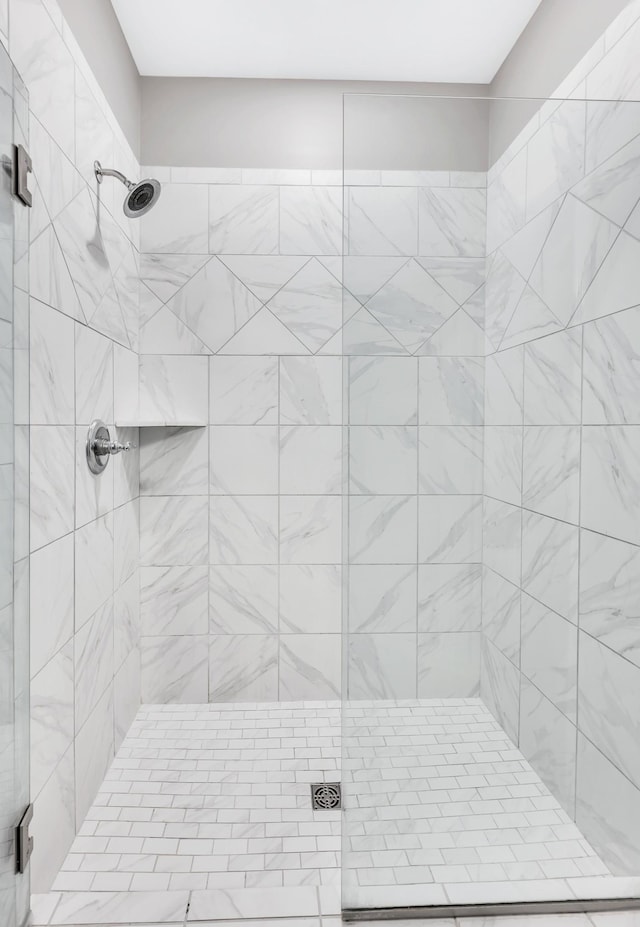 bathroom featuring a tile shower