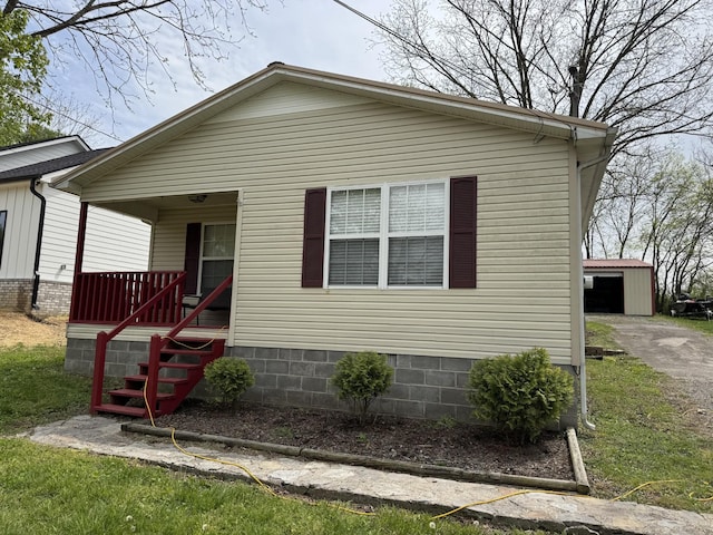 view of front of house featuring an outdoor structure, crawl space, and a porch