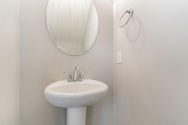 bathroom featuring sink