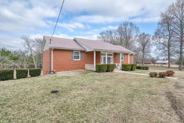 view of front of property featuring a front yard and covered porch