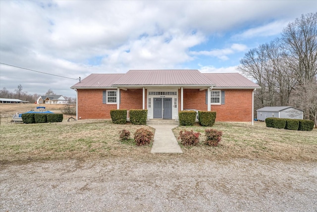 single story home with a front lawn