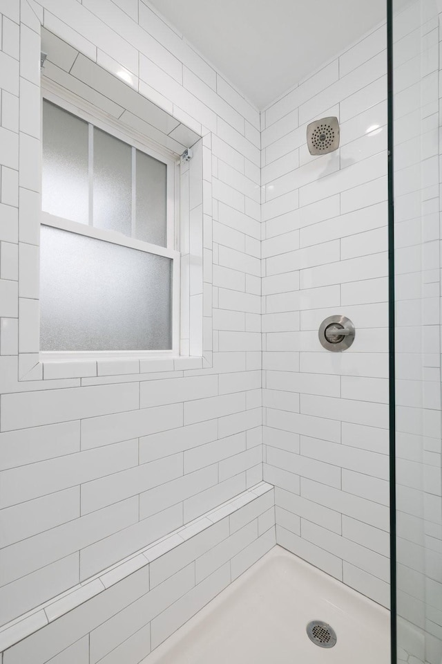 bathroom featuring tiled shower