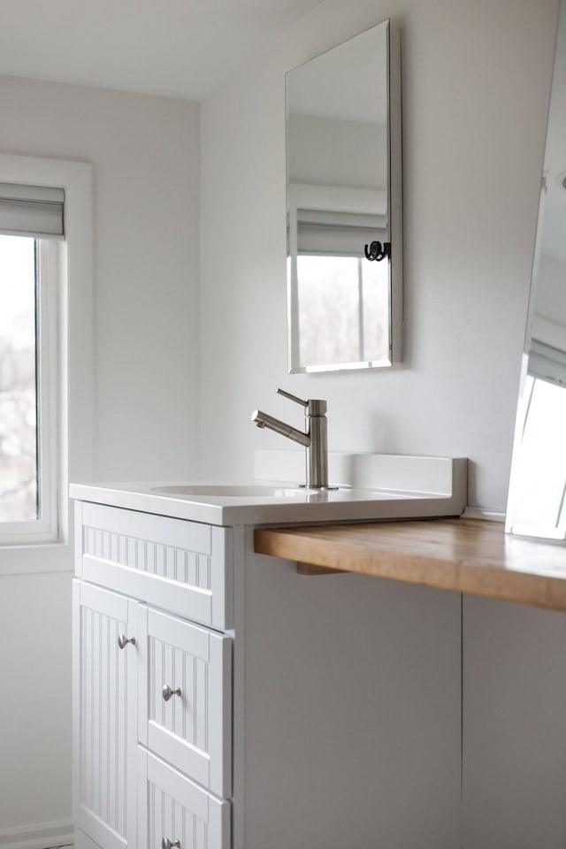 bathroom featuring sink